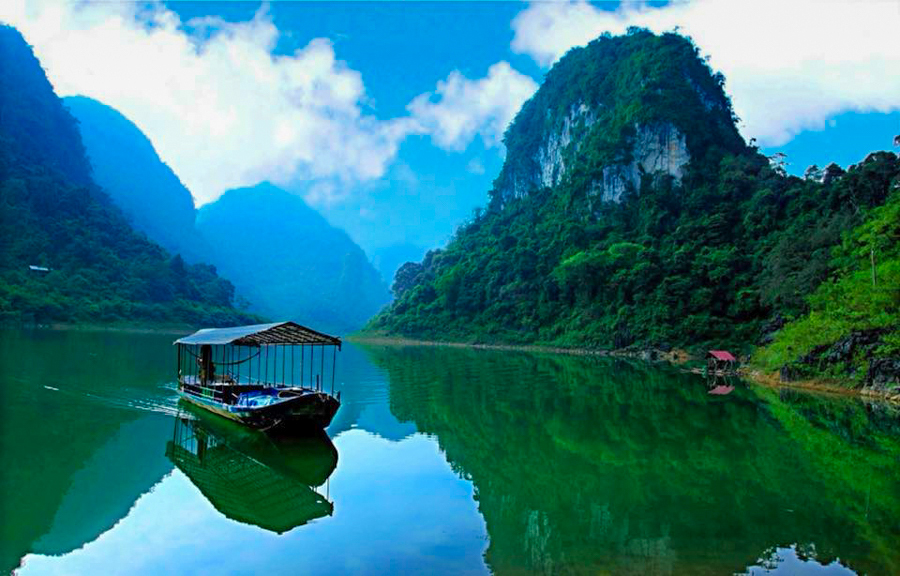 Du lịch thác Bản Giốc 'trôi' tới hồ Thang Hen kỳ bí
