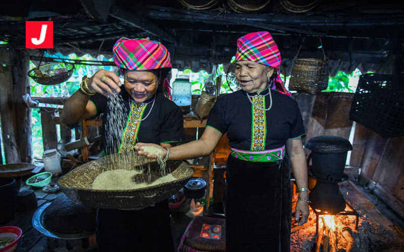 Trang phục truyền thống của người Khơ-mú